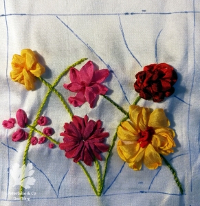 Bänder Stickerei Nadelbrief Blüten handgestickt